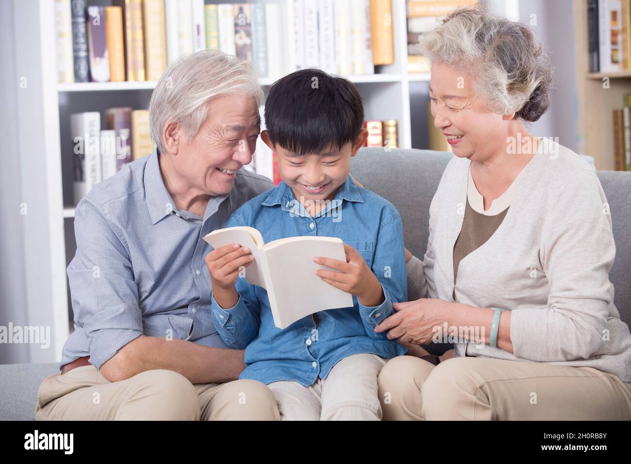 Nonni felici e loro nipote Foto Stock