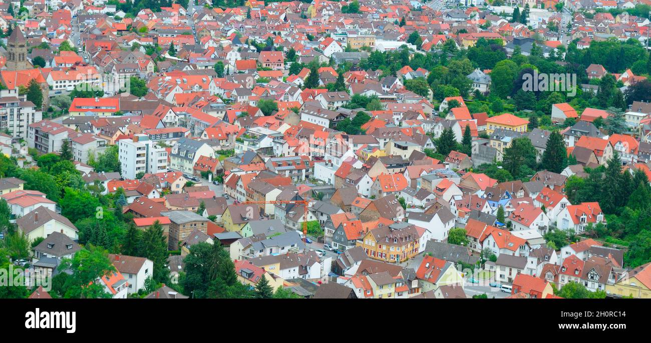 Weinheim (Germania) con bella architettura, tetti luminosi e parchi. Vista dall'alto della città. Foto grandangolare. Foto Stock