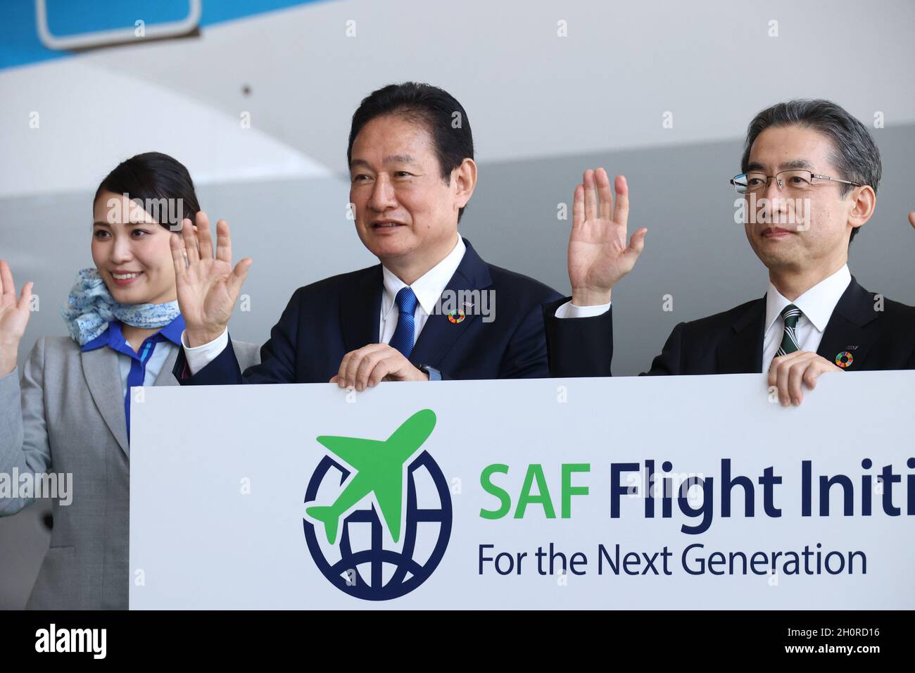 Tokyo, Giappone. 14 Ott 2021. Il più grande vettore aereo del Giappone, All Nippon Airways (ANA), il presidente Yuji Hirako (R) e il vice presidente esecutivo Shinichi Inoue (C), si pone per la foto in quanto lanceranno il nuovo programma della 'iniziativa di volo DAF' per utilizzare carburanti per l'aviazione sostenibile (SAF) per i loro voli a sostegno degli UNSDG presso l'azienda Hangar AT L'aeroporto Haneda di Tokyo giovedì 14 ottobre 2021. LA settimana scorsa ANA e Japan Airlines (JAL) hanno annunciato un rapporto congiunto "verso emissioni di CO2 praticamente pari a zero dal trasporto aereo nel 2050", in quanto collaboreranno con il governo e le società logistiche per promuovere Foto Stock