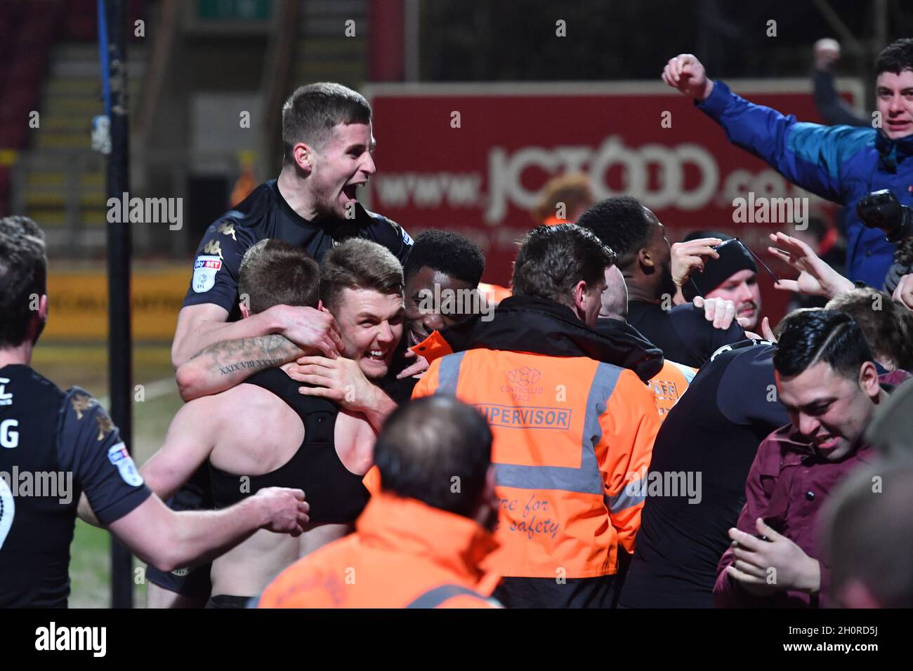 Michael Jacobs di Wigan Athletic celebra il primo obiettivo del gioco del suo lato Foto Stock