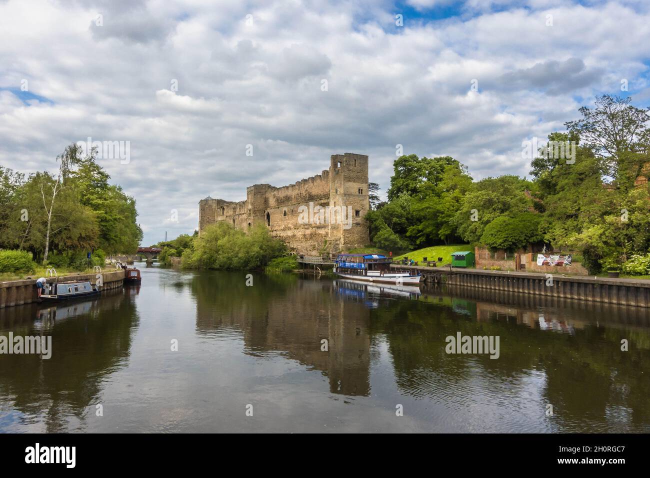 Sab sulla riva orientale del fiume Trent sono le rovine di Newark sul Castello di Trent Nottinghamshire Regno Unito. Giugno 2021. Foto Stock