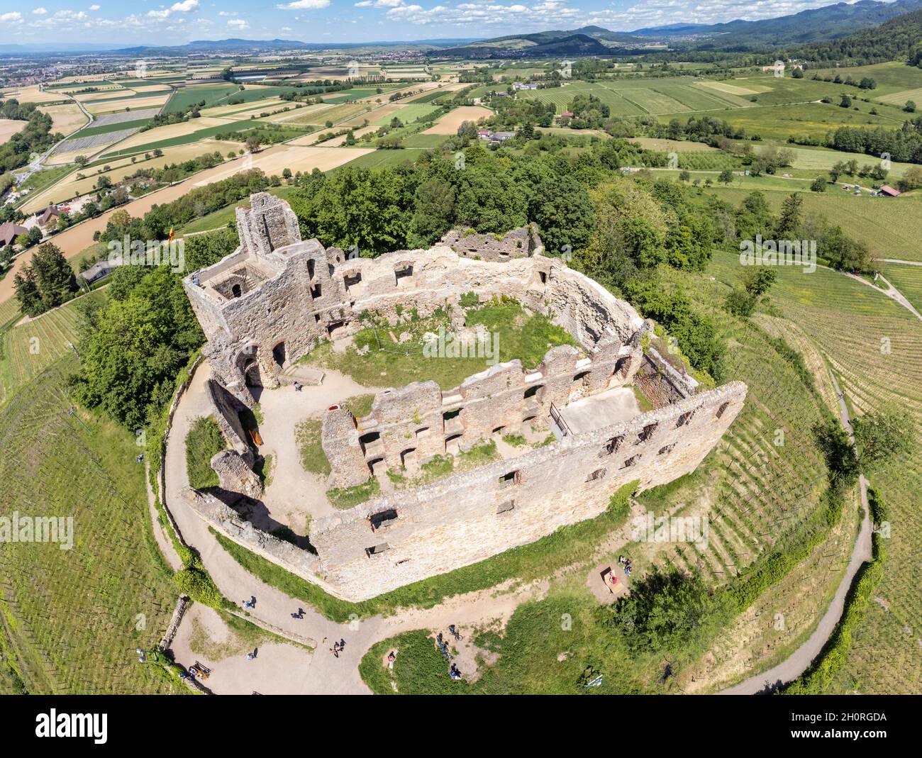 Veduta aerea del castello di Staufen, rovina sulla collina al villaggio di Staufen, a sud di Friburgo Breisgau, Germania Foto Stock