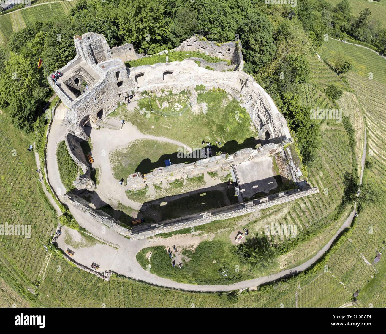 Veduta aerea del castello di Staufen, rovina sulla collina al villaggio di Staufen, a sud di Friburgo Breisgau, Germania Foto Stock