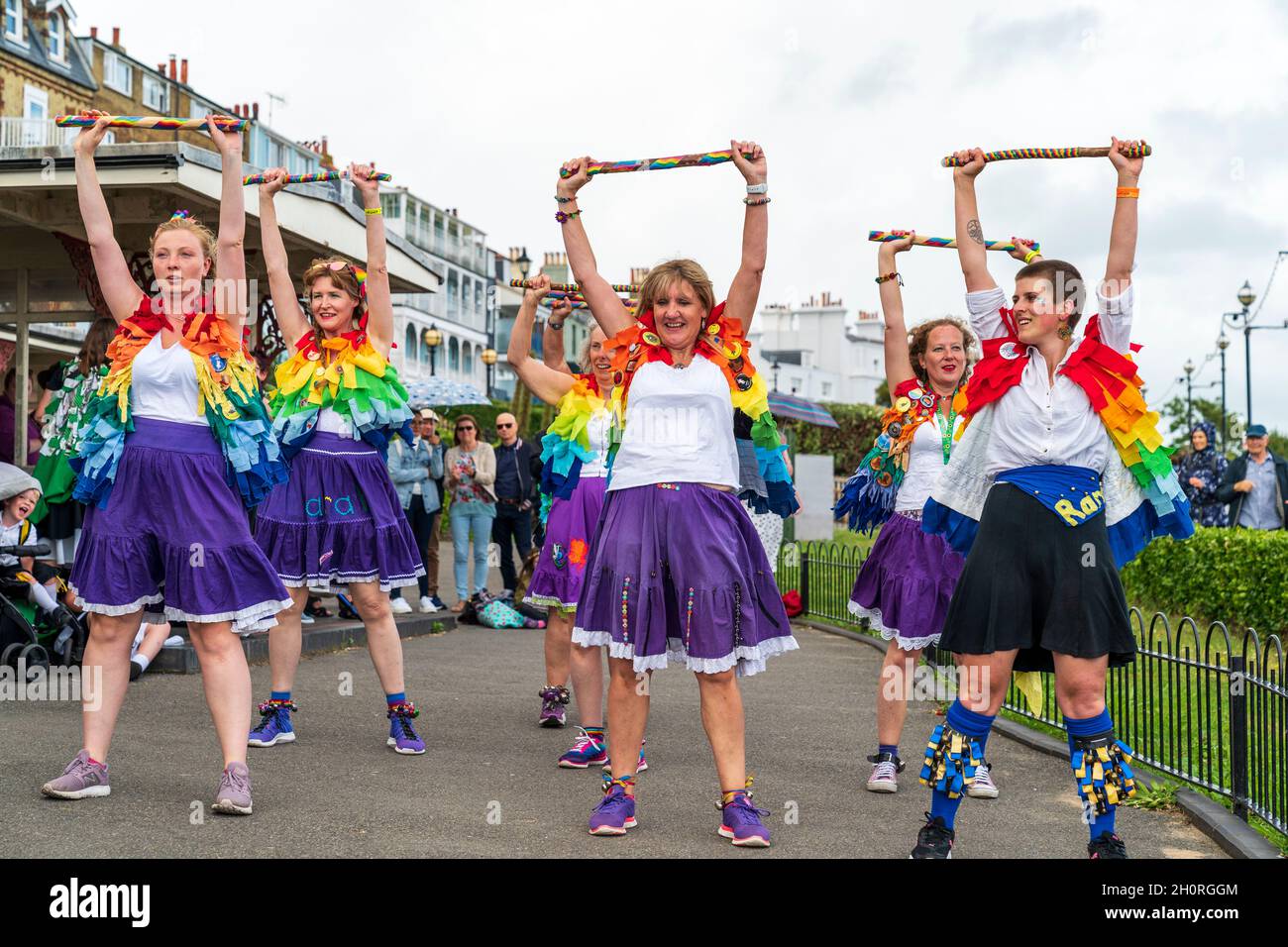 Ballerini popolari inglesi, le sciolte Donne Morris scivolano ballando e tenendo pali di legno sopra la testa al festival della settimana popolare di Broadstairs. Foto Stock