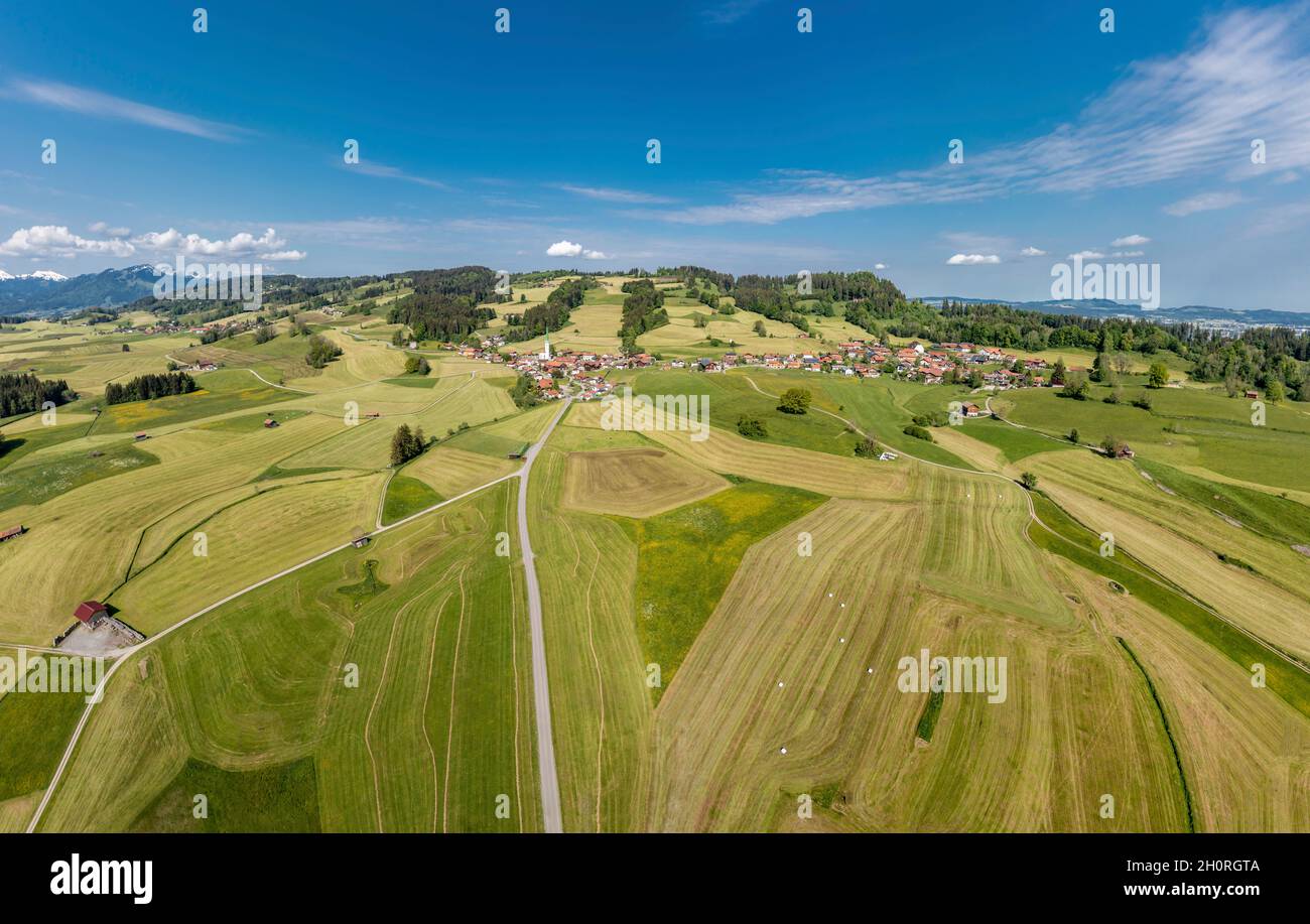 Vista aerea su campi e prati al villaggio di Vorderburg, zona agricola in primavera, Allgaeu, Baviera, Germania Foto Stock