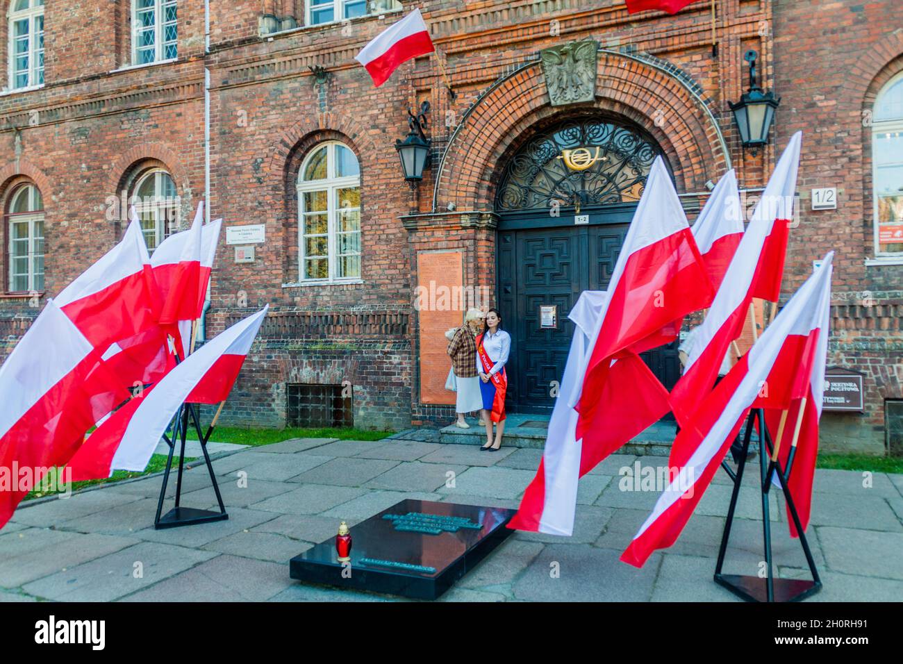 GDANSK, POLONIA - 1 SETTEMBRE 2016: Bandiere polacche commemorano la difesa dell'Ufficio postale polacco il 1 settembre 1939. Foto Stock