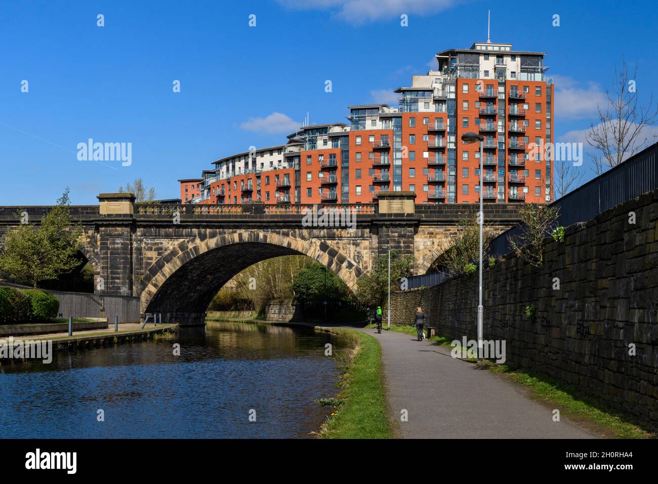 Leeds centro di sviluppo (proprietà residenziali, schema edilizio, appartamenti moderni, ponte storico, persone esercizio) - Yorkshire Inghilterra UK. Foto Stock