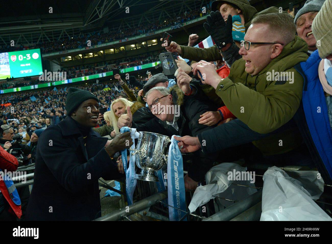 Il Benjamin Mendy di Manchester City festeggia con i fan Foto Stock