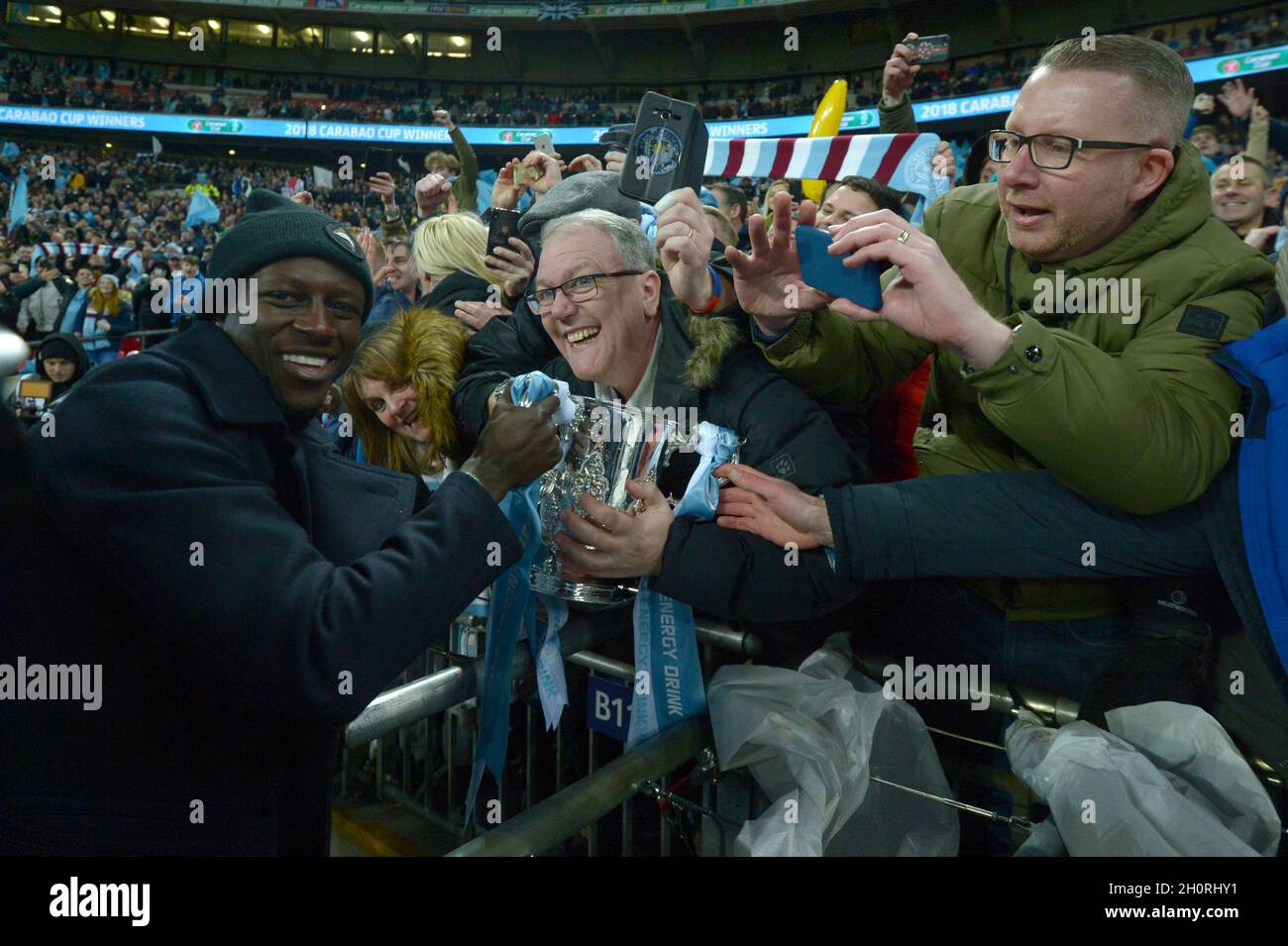 Il Benjamin Mendy di Manchester City festeggia con i fan Foto Stock