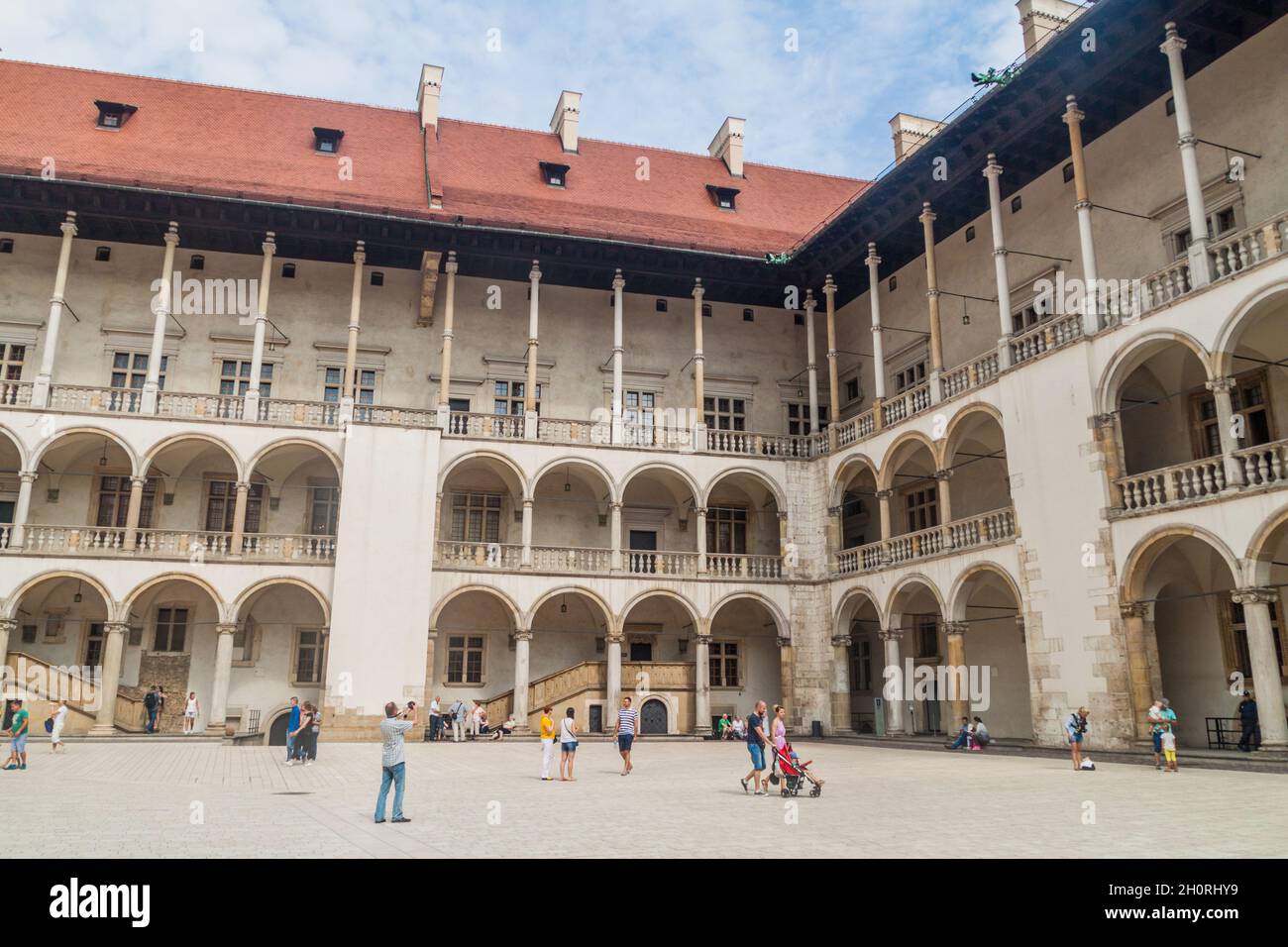 CRACOVIA, POLONIA - 3 SETTEMBRE 2016: I turisti visitano un cortile del castello di Wawel a Cracovia, Polonia Foto Stock