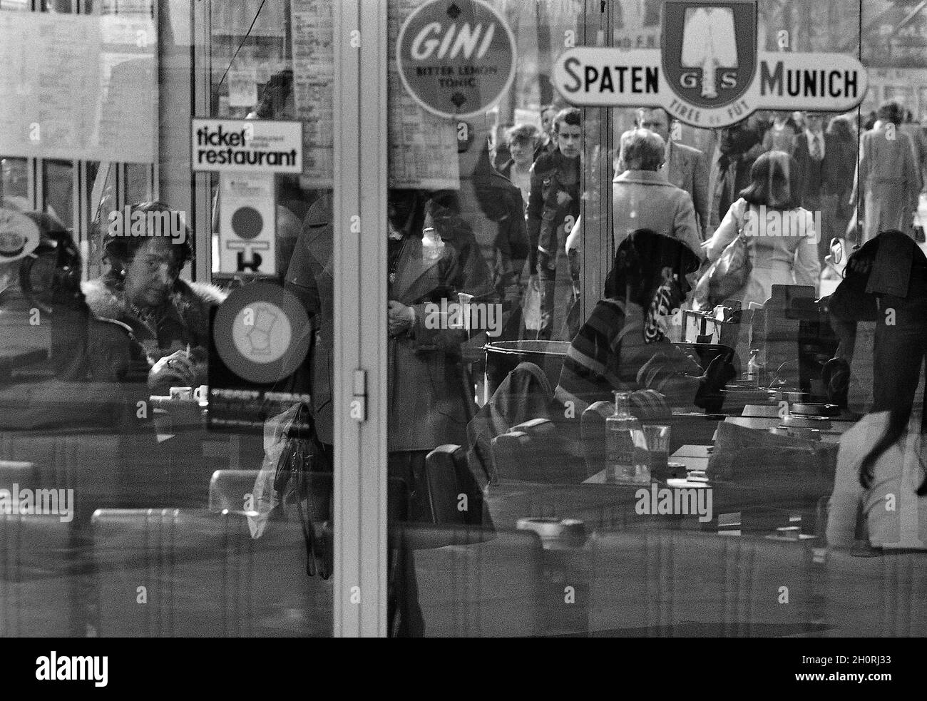 Street Photography, Parigi, Francia, 1976, Bistrot. Foto Stock