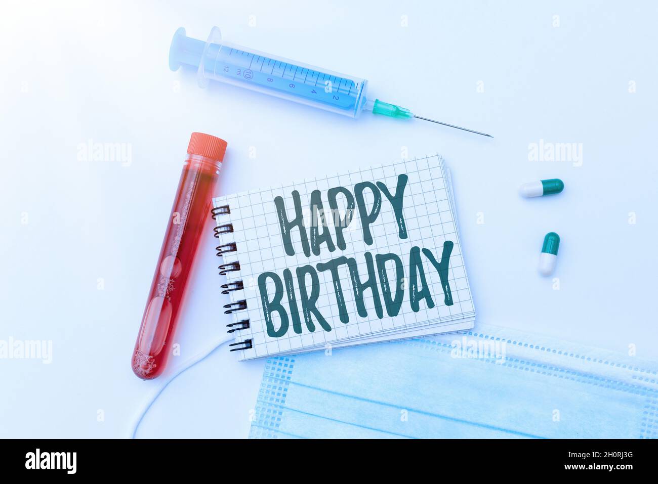 Didascalia concettuale Buon compleanno. Business Concept l'anniversario di nascita di una persona è celebrato con presenta Note di ricerca per la prevenzione dei virus Foto Stock