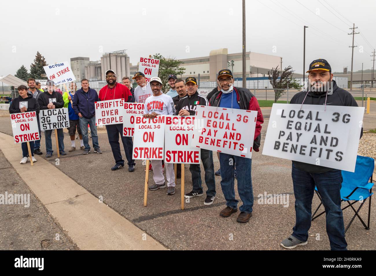 Battle Creek, Michigan, Stati Uniti. 13 ottobre 2021. I membri della Bakery Workers Local 3G picket la pianta di cereali Kellogg. I lavoratori di tutte e quattro le piante di cereali degli Stati Uniti sono in sciopero. Stanno combattendo contro il sistema salariale a due livelli di Kellogg, che offre ai nuovi assunti retribuzioni e benefici nettamente inferiori. Credit: Jim West/Alamy Live News Foto Stock
