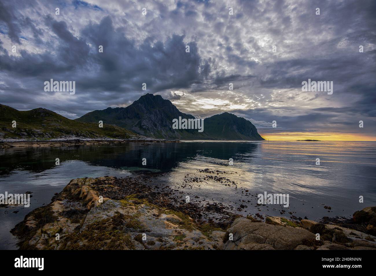 Paesaggio estivo costiero di notte, Lofoten, Nordland, Norvegia Foto Stock