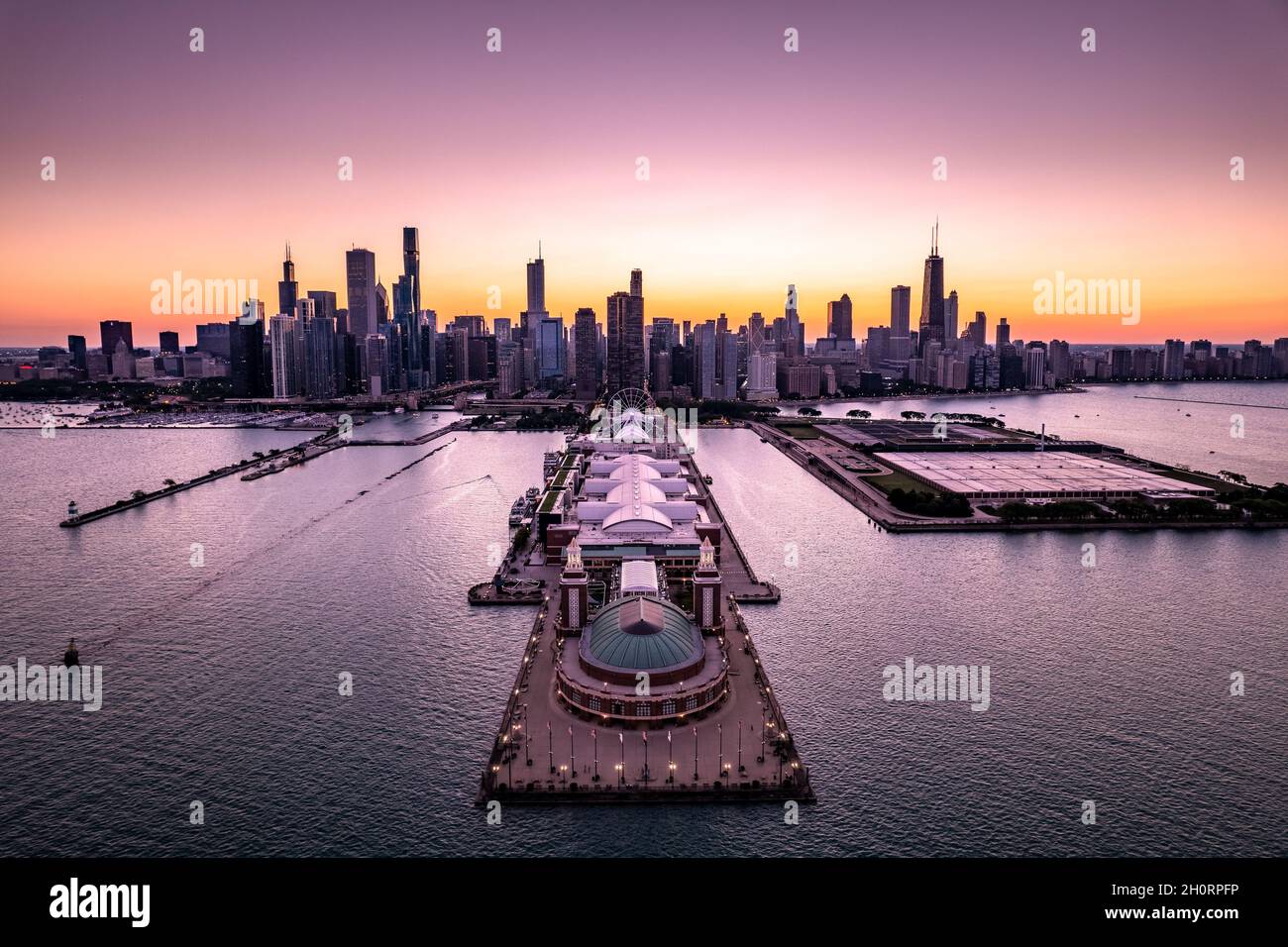 Vista aerea del Navy Pier e del paesaggio urbano all'alba, Chicago, Illinois, USA Foto Stock
