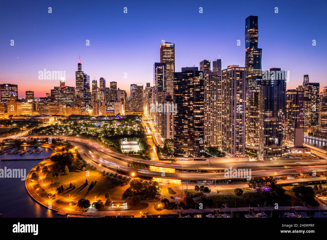 Vista aerea dello skyline della città al tramonto, Chicago, Illinois, Stati Uniti Foto Stock