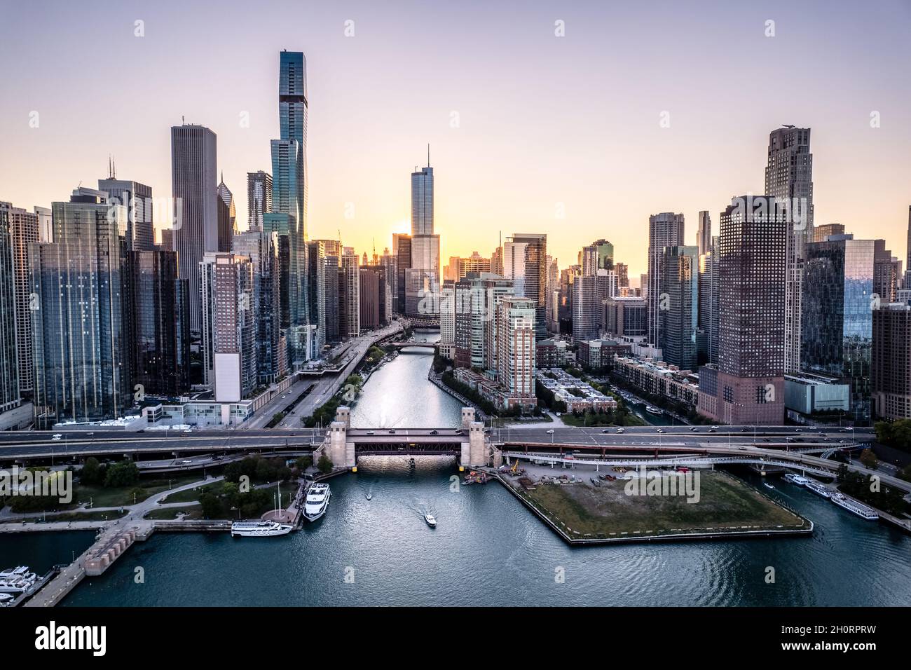 Vista aerea del fiume Chicago e dello skyline della città al tramonto, Chicago, Illinois, USA Foto Stock