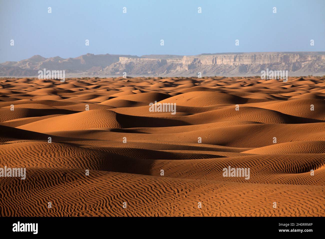 Dune di sabbia e paesaggio di montagna nel deserto, Arabia Saudita Foto Stock