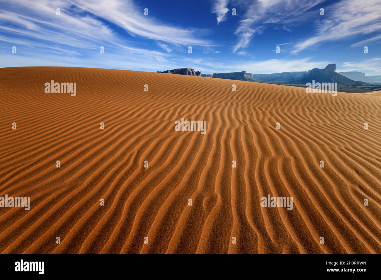 Primo piano di ondate sulle dune di sabbia nel deserto, Arabia Saudita Foto Stock