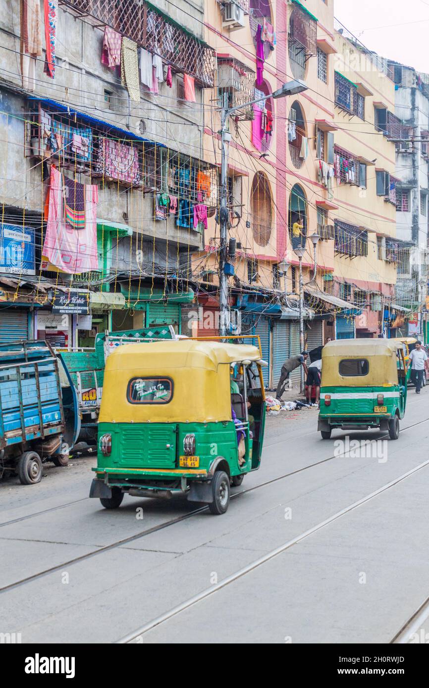 KOLKATA, INDIA - 27 OTTOBRE 2016: Trafic su una strada nel centro di Kolkata, India Foto Stock