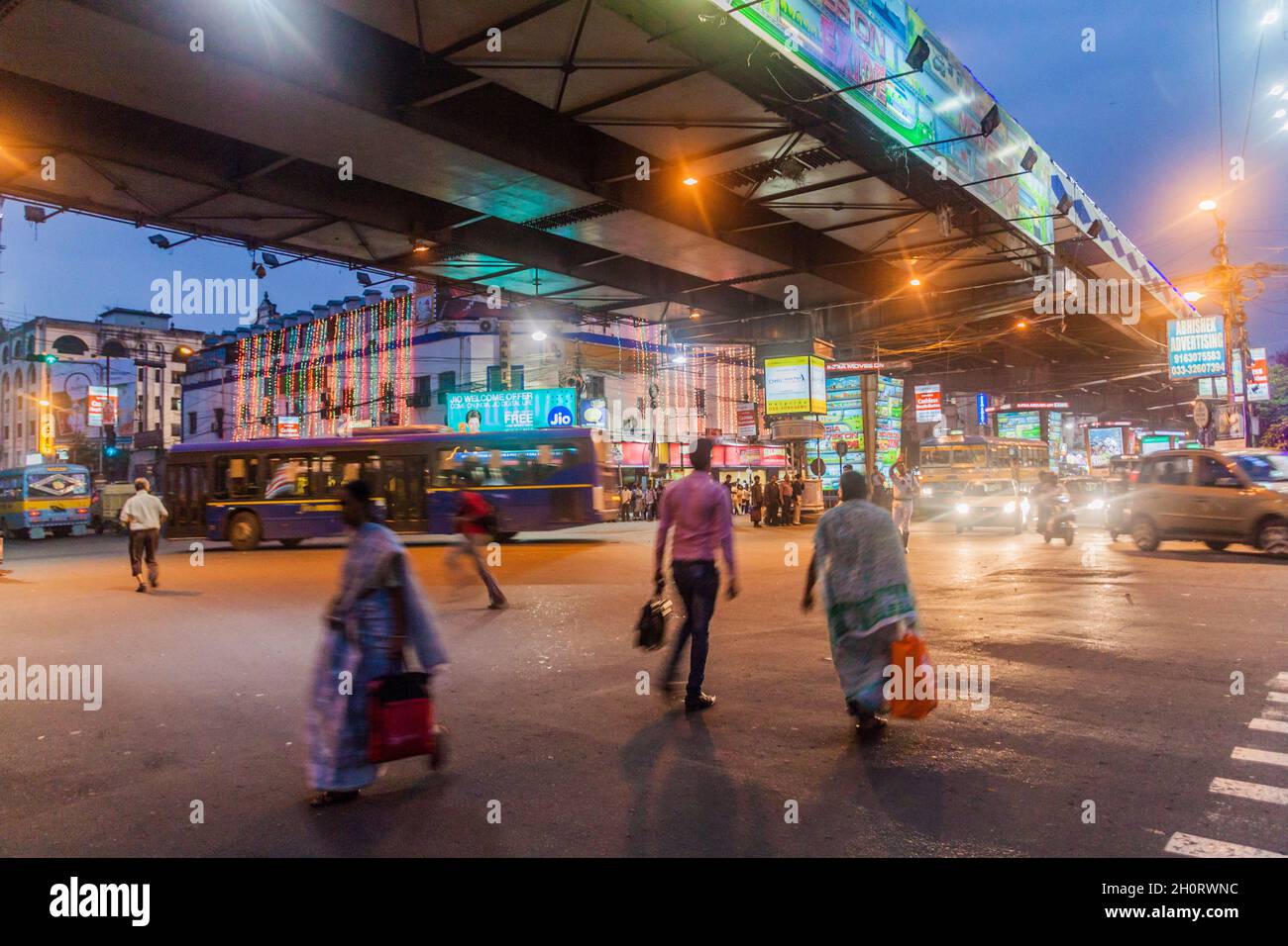 KOLKATA, INDIA - 28 OTTOBRE 2016: Vista serale di Acharya Jagash Chandra Bose Rd Flyover a Kolkata, India Foto Stock