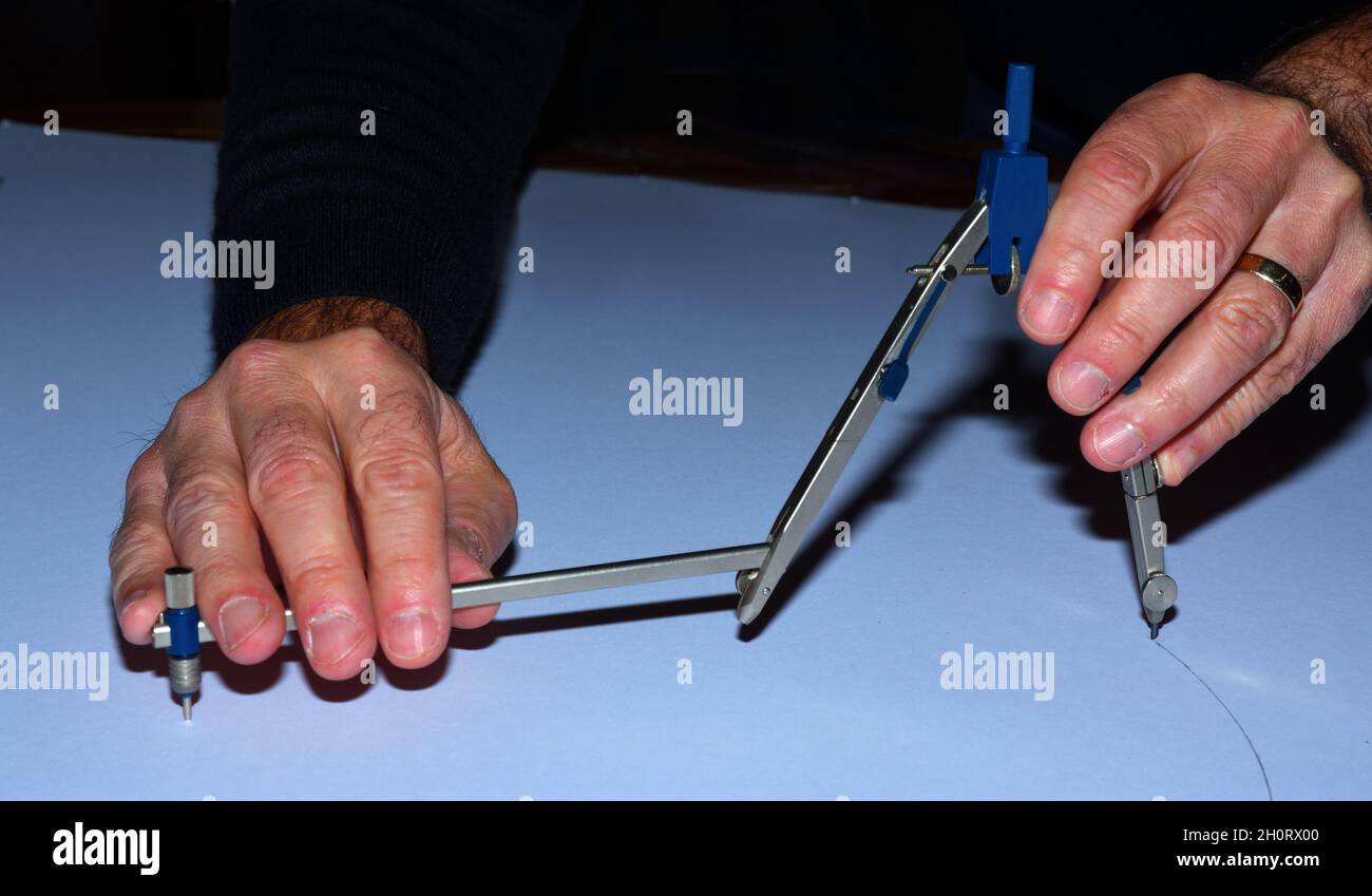 Utilizzando una bussola - divisori con braccio di estensione per tracciare manualmente un cerchio grande Foto Stock