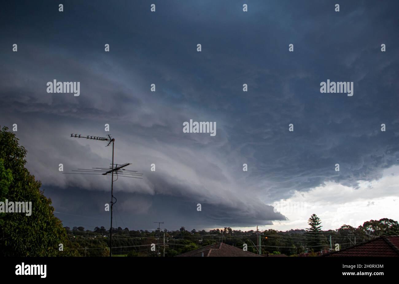 La massiccia tempesta che si avvicina ai sobborghi occidentali di Sydney porta forti piogge, forti venti e grandi pietre di leone Foto Stock
