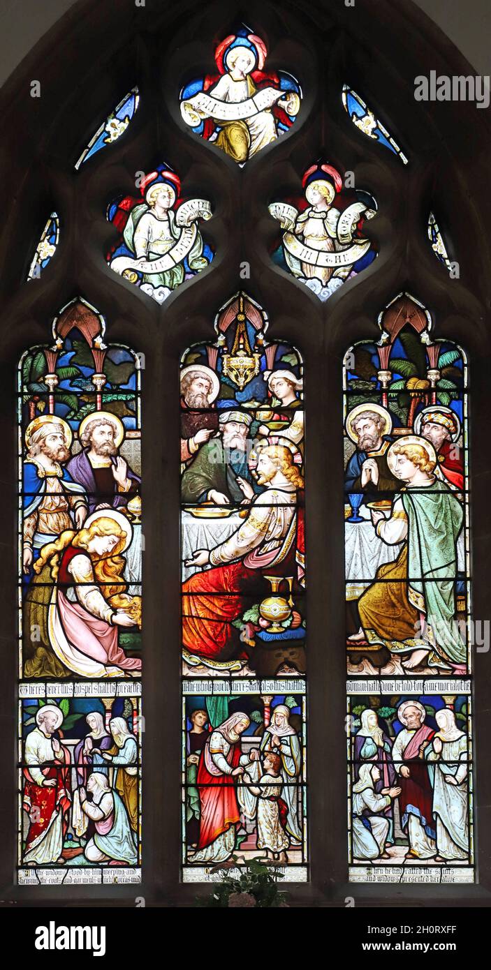Vetrata dei Camm Brothers raffigurante Maria Maddalena e 3 scene con Dorcas, St Switun's Church, Sandy, Bedfordshire Foto Stock