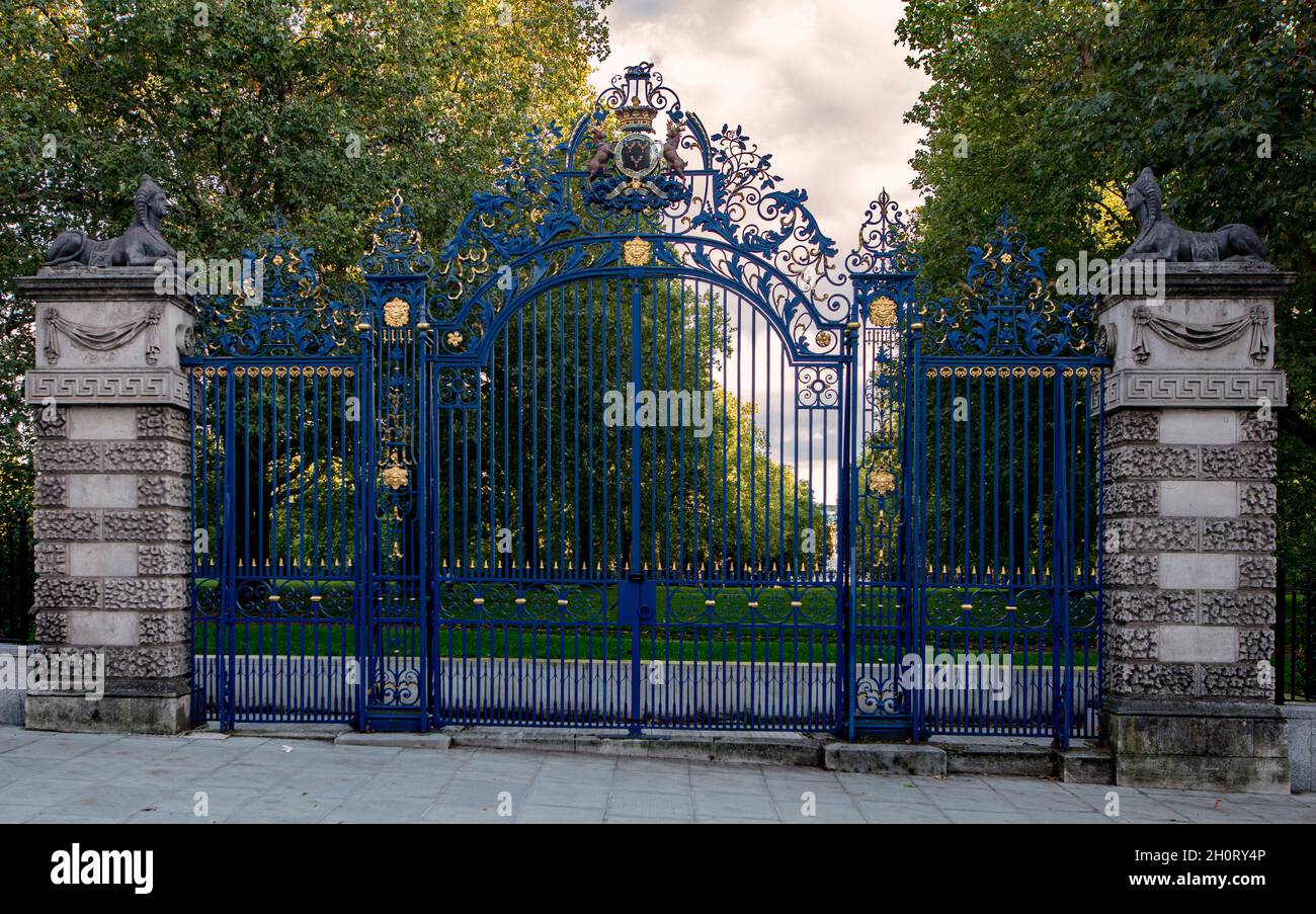Il Devonshire Gates nel Green Park, Piccadilly, Londra; un tempo il cancello principale per la Casa Devonshire, la casa del duca di Devonshire Foto Stock