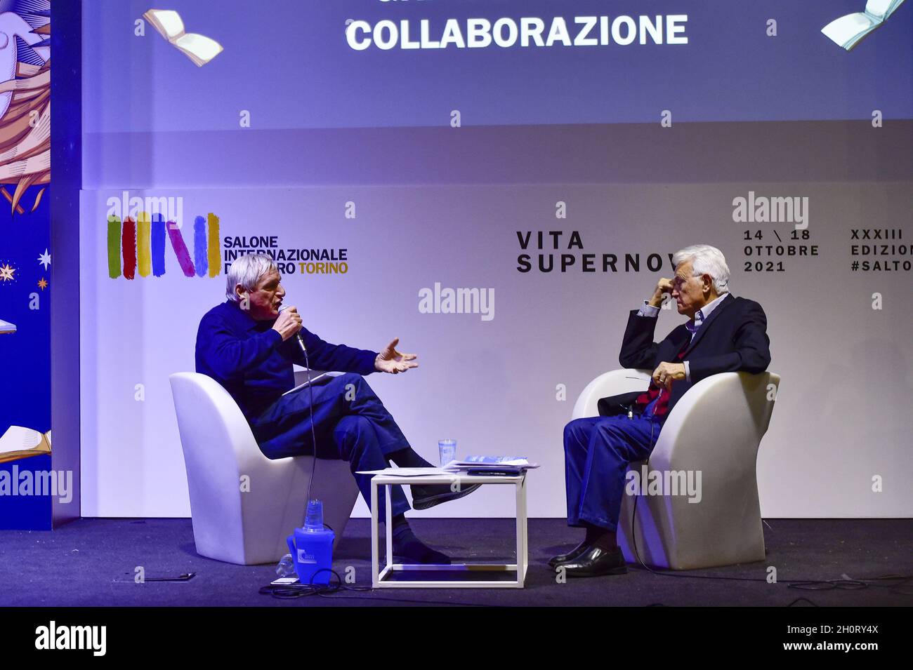 Gian Carlo Caselli, Luigi Ciotti durante la Fiera Internazionale del Libro di Torino, il 14 ottobre 2021 a Torino. La Fiera Internazionale del Libro di Torino torna a Lingotto Fiere dopo quasi due anni dall'inizio della pandemia del Covid 19. Foto Stock