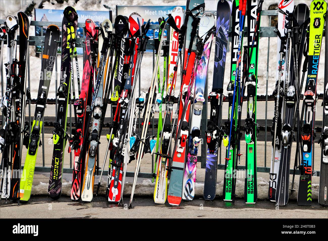 Sci schierato in stazione sciistica, per il noleggio skipass in inverno nevoso, alpi svizzere Foto Stock