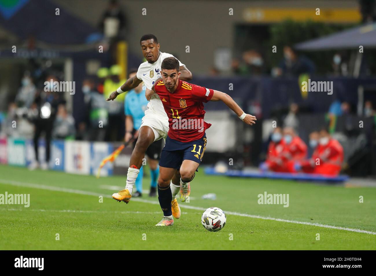 Milano, Italia. 10 Ott 2021. (L-R) Presnel Kimpembe (fra), Ferran Torres (ESP) Calcio : incontro finale della UEFA Nations League tra Spagna 1-2 Francia allo Stadio San Siro di Milano. Credit: Mutsu Kawamori/AFLO/Alamy Live News Foto Stock