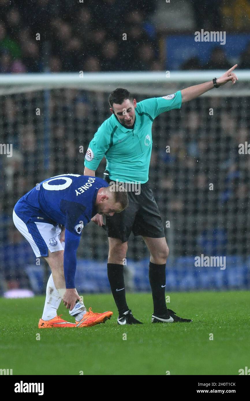 Wayne Rooney di Everton è affrettato-in su mentre lascia il campo Foto Stock