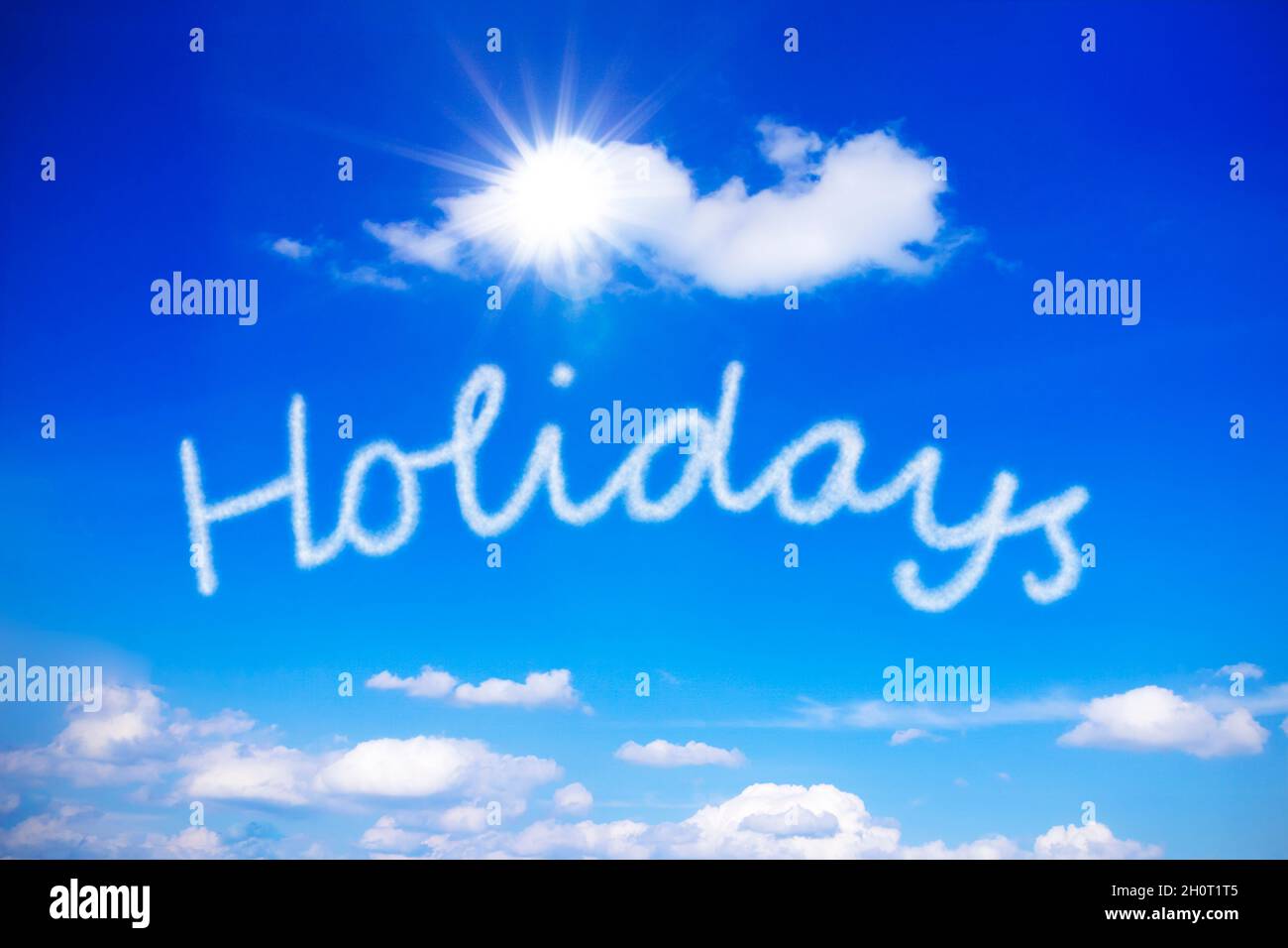 Vacanze scritte su un cielo azzurro soleggiato, simbolo per anticipare giornate calde e spensierate con sole senza fine. Foto Stock