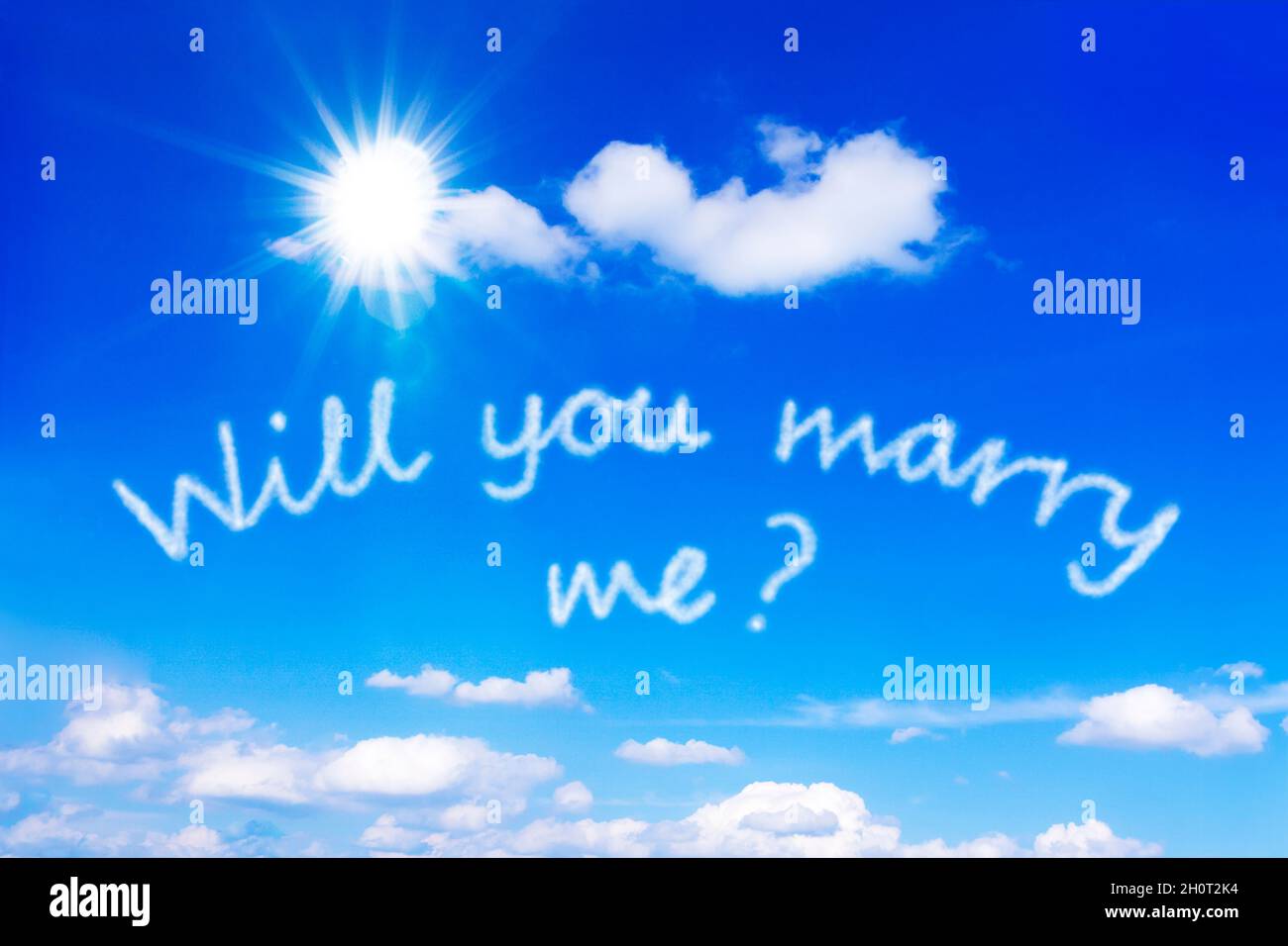Mi sposi messaggio scritto su un cielo blu soleggiato. Modello molto romantico per una proposta di matrimonio. Foto Stock