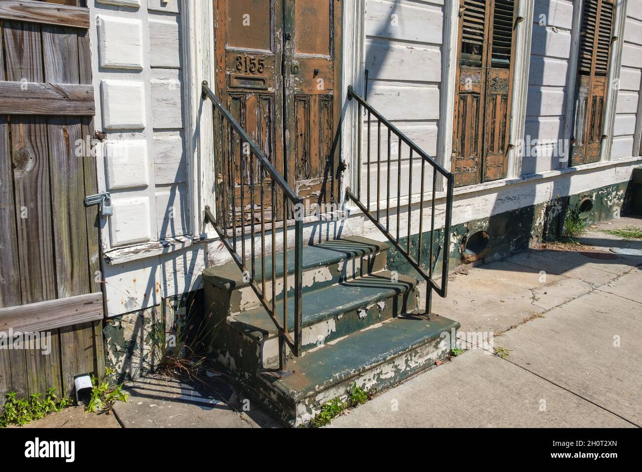 NEW ORLEANS, LA, Stati Uniti d'America - 9 OTTOBRE 2021: I gradini anteriori e la porta della casa storica indossata nel quartiere di Bywater Foto Stock