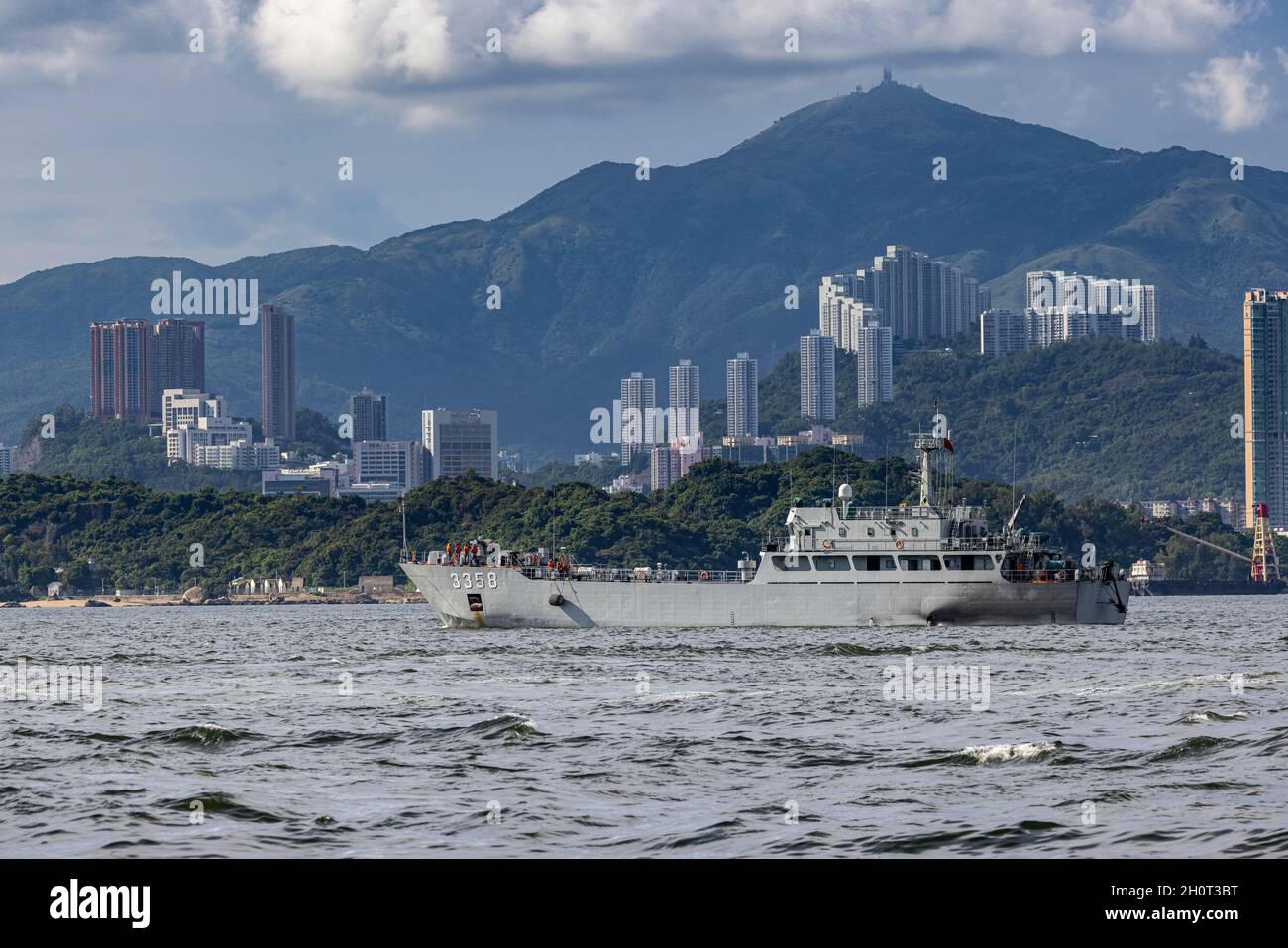 Victoria Harbour, Hong Kong - 15 agosto 2020 : nave di sbarco tipo 079 (numero 3358), con porto Victoria di Hong Kong Foto Stock