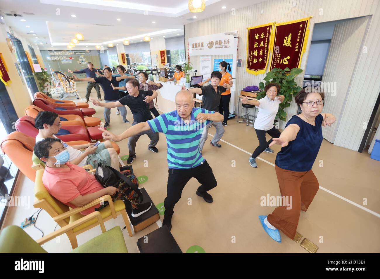 Shanghai, Cina. 13 ottobre 2021. Gli anziani si esercitano in un centro di cura senior nel distretto di Xuhui di Shanghai, Cina orientale, 13 ottobre 2021. Il centro di assistenza senior, denominato 'Sport and Health Home for Elders', è un centro fitness multifunzionale per gli anziani. Fornisce agli anziani servizi 'one-stop' come il test di idoneità fisica, il test di salute di base e la guida scientifica di idoneità, ecc credito: Wang Xiang/Xinhua/Alamy Live News Foto Stock