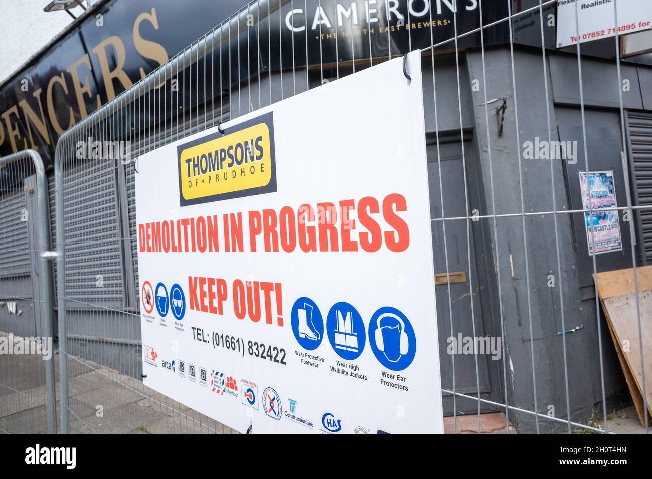 Gateshead UK: 14 agosto 2021: Vecchi pub abbandonati in preparazione per la demolizione Foto Stock