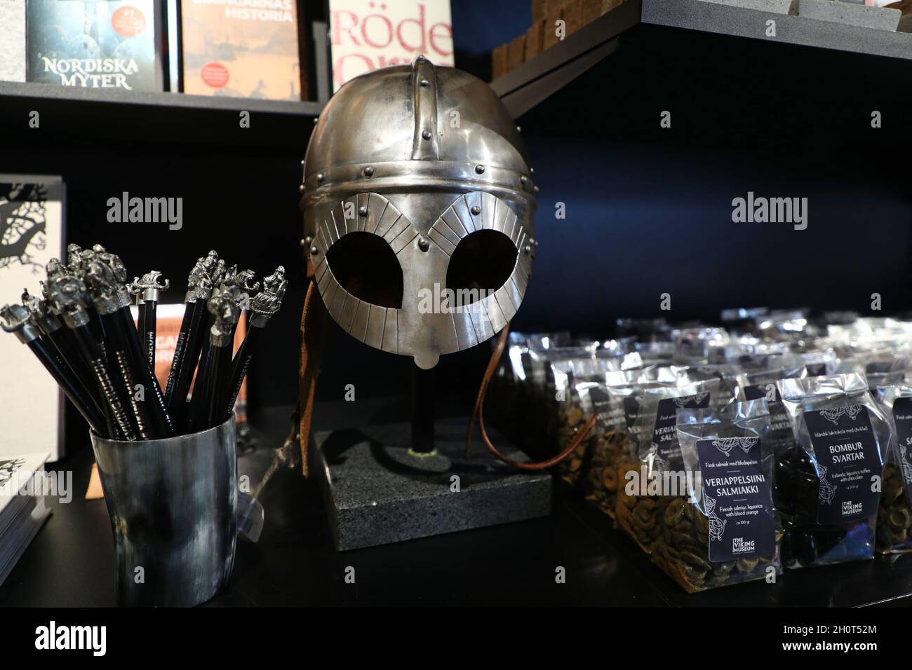 Il museo vichingo di DjurgŒrden a Stoccolma, Svezia, durante la domenica pomeriggio. Fai shopping con la vendita di diversi tipi di souvenir vichinghi. Foto Stock