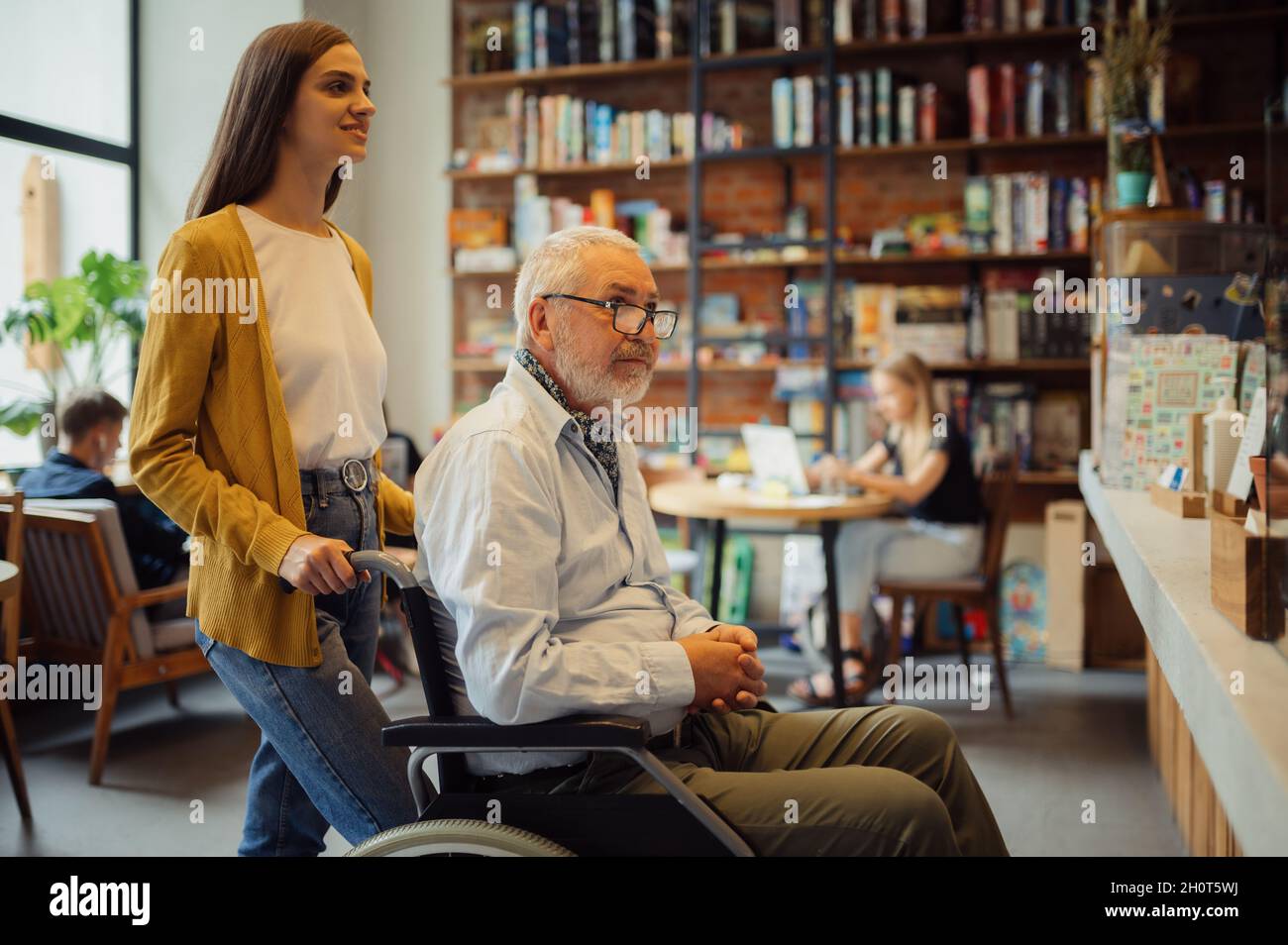 Minorato uomo anziano e giovane tutore Foto Stock