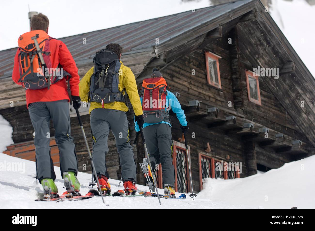 I giovani fanno uno skitour in una giornata di sole Foto Stock