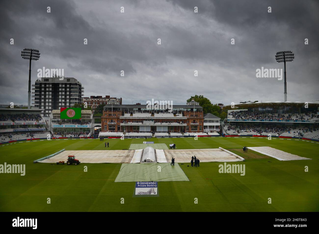 La pioggia ferma il gioco durante il secondo giorno del terzo Investec Test Match al Lord's Cricket Ground, Londra Foto Stock