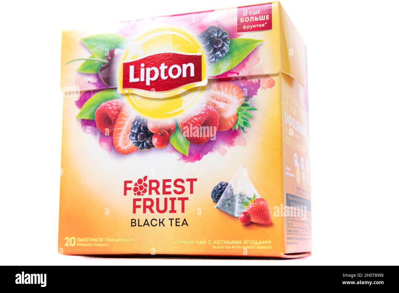 MINSK, BIELORUSSIA - Oct 14, 2021: Frutta della foresta di lipton, confezionamento del tè da vicino su sfondo bianco Foto Stock