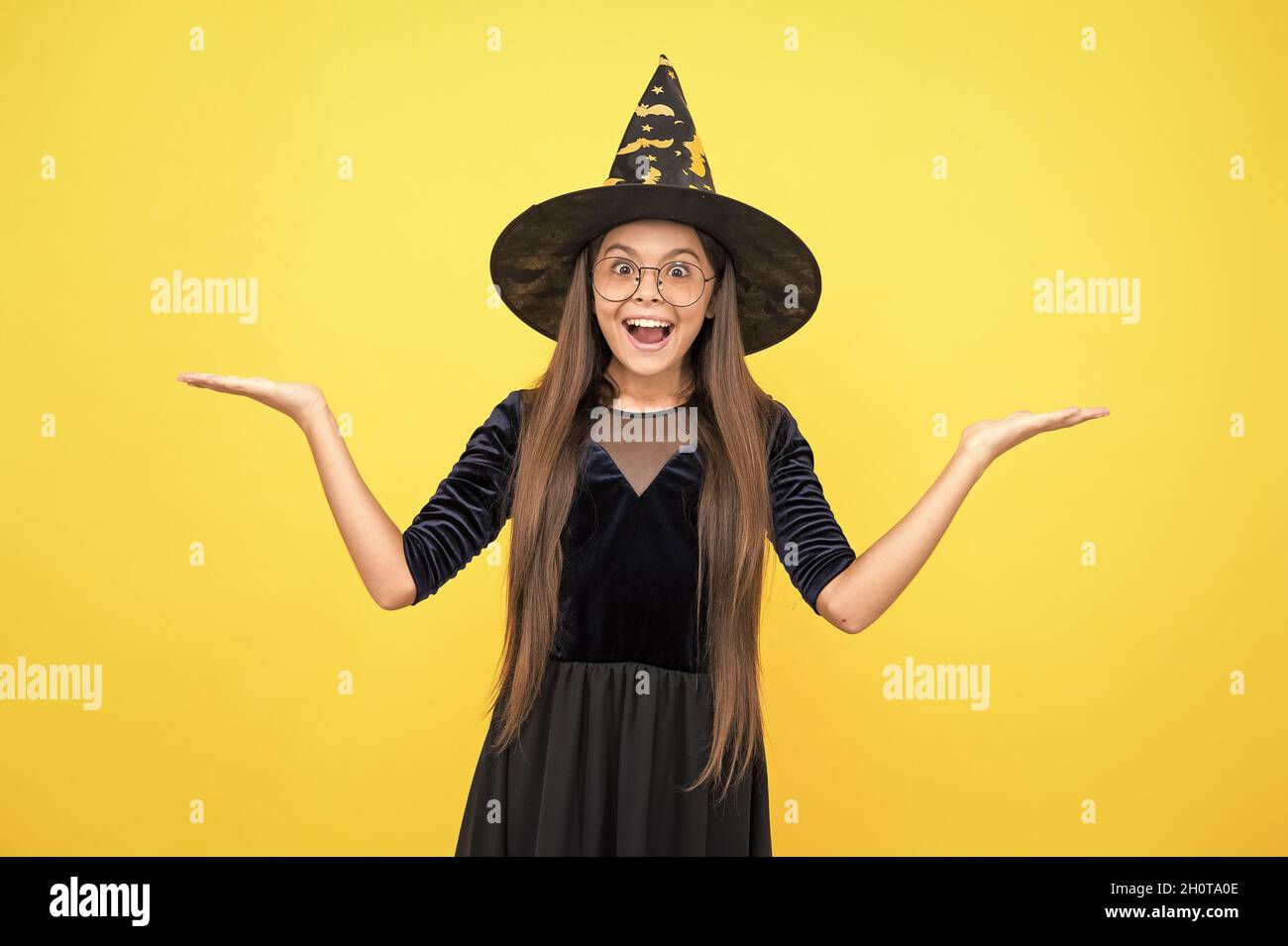 festa in costume di carnevale di che sorpresa.. trucco o piacere. festeggia  le vacanze. stregoneria. ragazza strega di halloween. infanzia felice.  bambino adolescente dentro Foto stock - Alamy