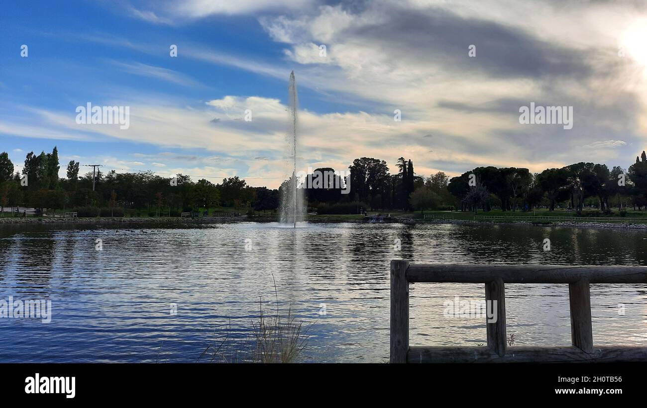 Parque de las Cruces, un parco urbano con laghi, una fontana, un'area giochi per bambini e un campo per cani, a Madrid, Spagna. Europa. Foto Stock