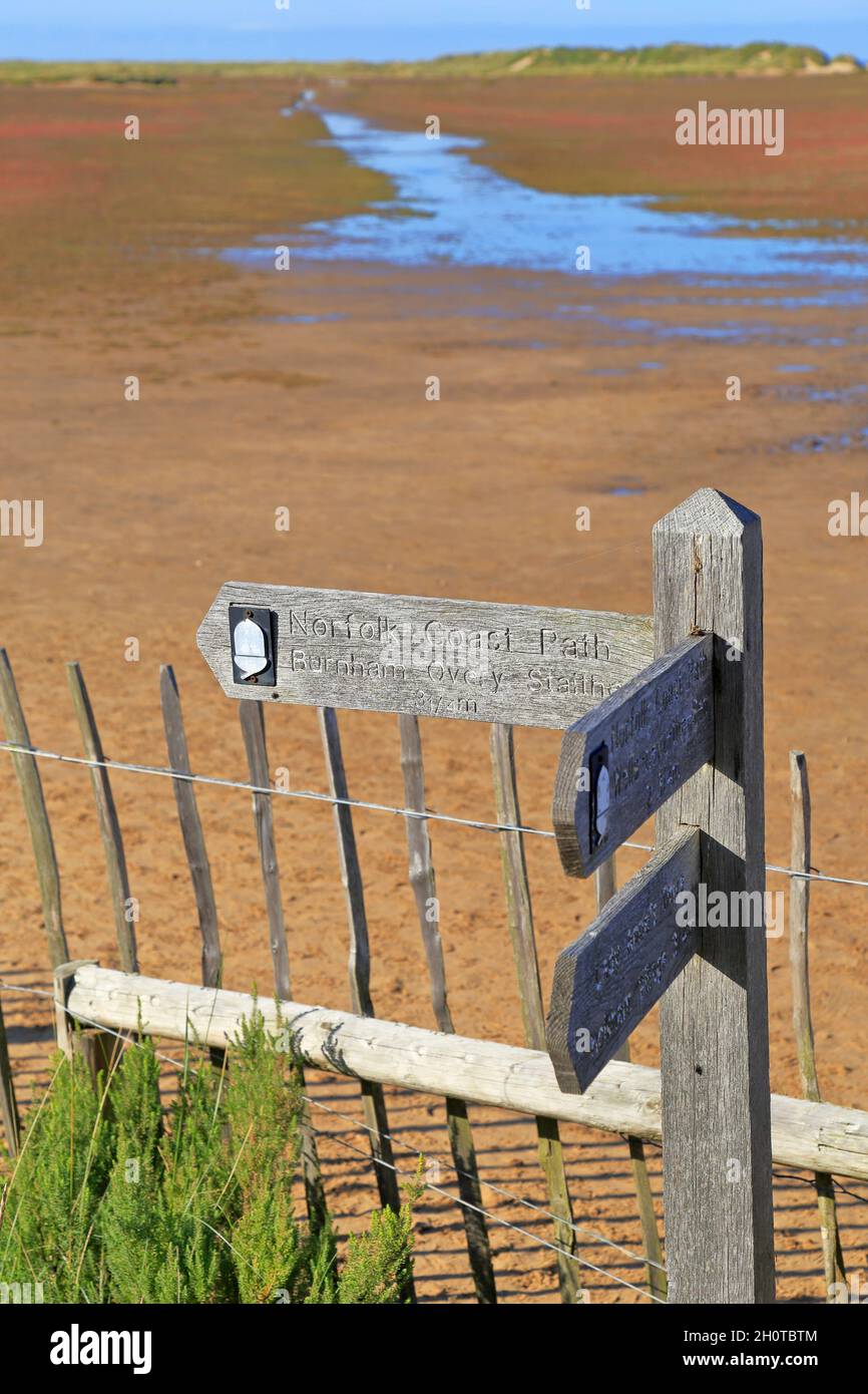 Cartello Norfolk Coast Path, spiaggia di Holkham, riserva naturale di Holkham, Holkham, Norfolk, Inghilterra, Regno Unito. Foto Stock
