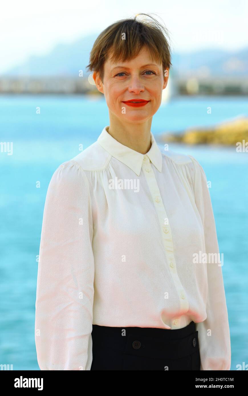 Cannes, Frankreich. 13 ottobre 2021. Cannes, Francia - 13 ottobre 2021: Canneseries, International Series Festival e MIPCOM con l'attrice tedesca Katharina Marie Schubert dalla TV Drama Ferdinand von Schirach - Glauben (l'allegazione). Mandoga Media Germany Credit: dpa/Alamy Live News Credit: dpa picture Alliance/Alamy Live News Foto Stock