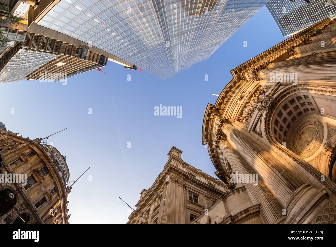 Fotografia grandangolare guardando verso l'alto lo spazio architettonico all'interno della Città di Londra Foto Stock