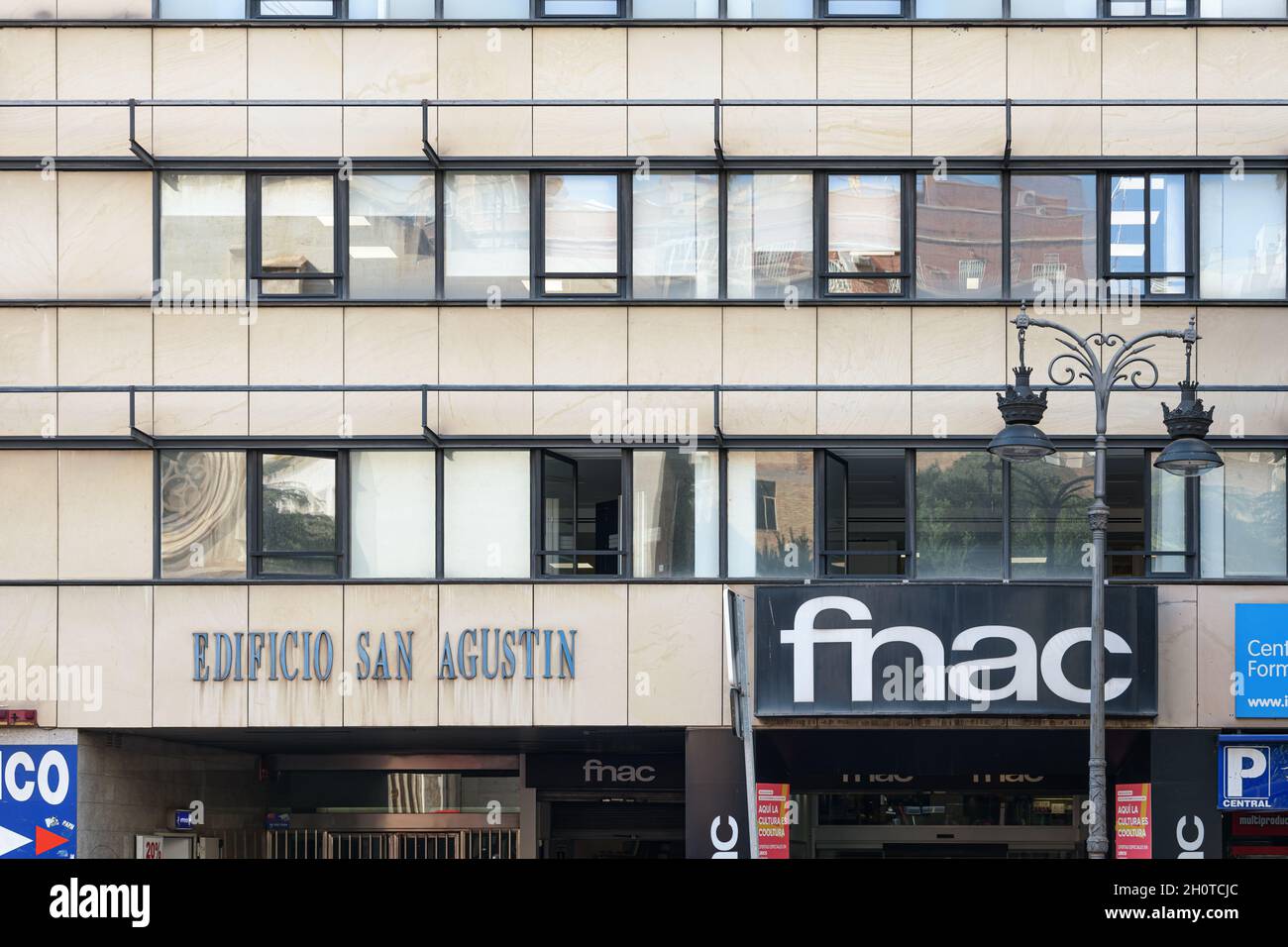 VALENCIA, SPAGNA - OTTOBRE 14, 2021: FNAC è una grande catena di vendita al dettaglio francese che vende prodotti culturali ed elettronici Foto Stock VALENCIA, SPAGNA - OTTOBRE 14, 2021: FNAC è una grande catena di vendita al dettaglio francese che vende prodotti culturali ed elettronici Foto Stock
